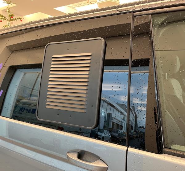 Lüftungsgitter Schiebefenster VW T7 Beifahrerseite rechts EXCLUSIV - Lüftungsgitter Beifahrerseite hinten - verbaut an silbernem Fahrzeug